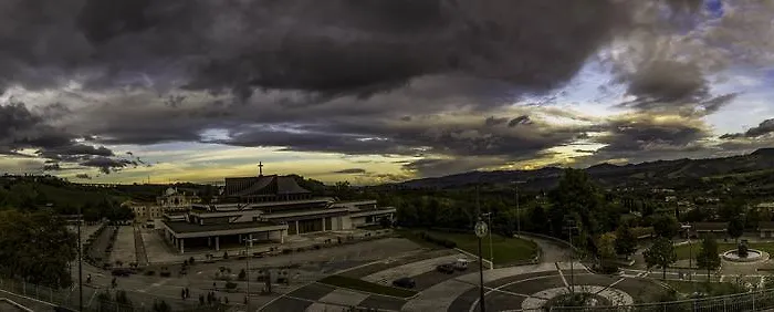 皮纳餐厅酒店 *